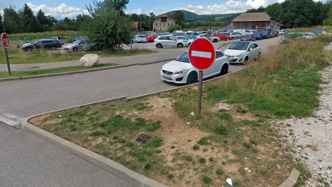 Annecy le parking de covoiturage ferme Pringy La Ravoire L